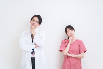 考える医者と看護士