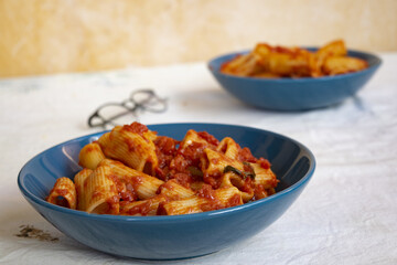 rigatoni pasta with tomato sauce