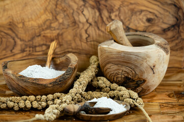 getrocknete Hirse als Vogelfutter oder gemahlen als Mehl