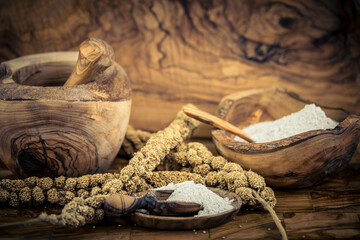 getrocknete Hirse als Vogelfutter oder gemahlen als Mehl