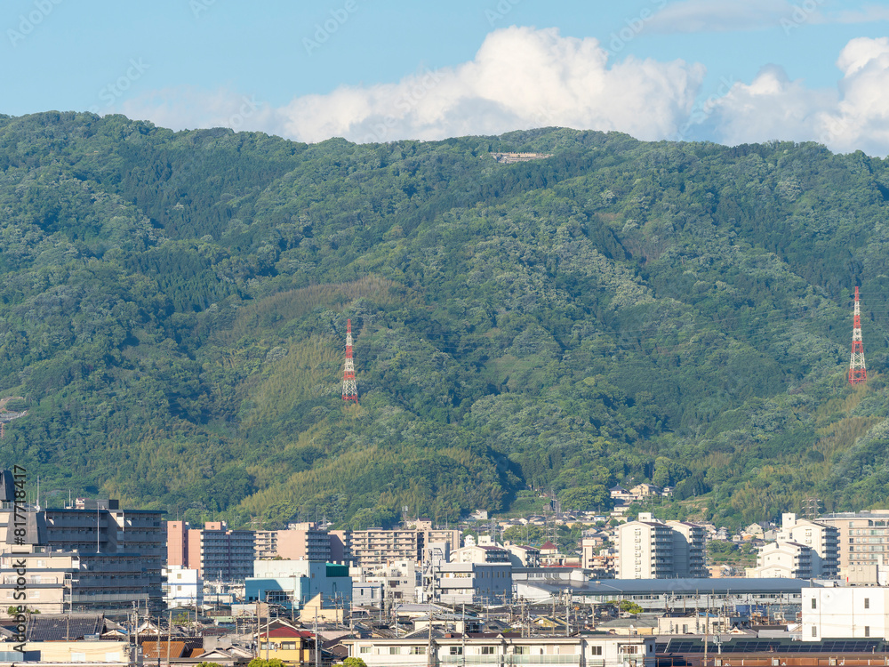 Sticker 大阪の街並みと山の風景