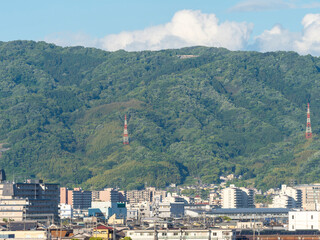 Fototapeta na wymiar 大阪の街並みと山の風景