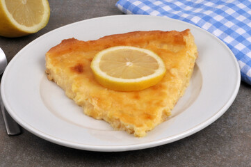 Part de tarte au citron dans une assiette en gros plan