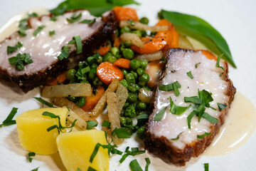 Pork Royal Schweinebauch mit Gemüse und Bärlauch