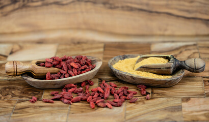 getrocknete Goji Beeren auf Olivenholz