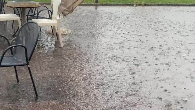 Unwetter mit Starkregen im Sommer in der Stadt, 4k