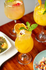 Cocktail amarillo con decoración de toronja deshidratada