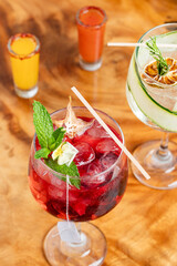 Coctel de frutos rojos con fondo de madera