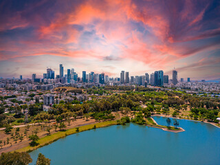 Obraz premium the skyline and park area from above in sydney, australia