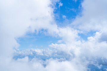Obraz premium 雲海のなかから見える青空