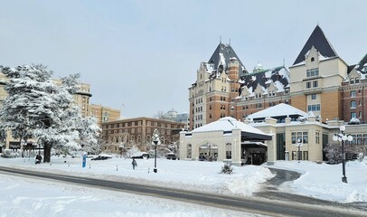 Obraz premium Stunning photograph captures the enchanting beauty of winter cityscapes in a charming town