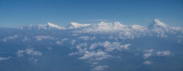 Fototapeta premium A view of mountains in the sky from an airplane window