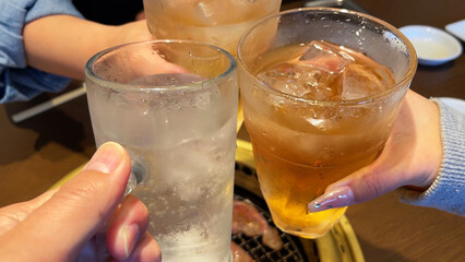 焼肉屋で宴会の乾杯シーン