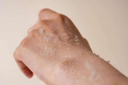 アジア女性の手とボディスクラブのテクスチャ