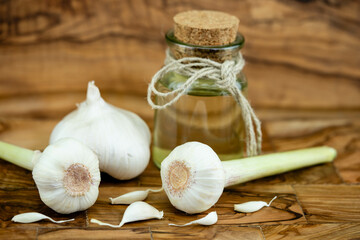 Knoblauch Allium sativum auf Olivenholz