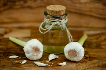 Knoblauch Allium sativum auf Olivenholz
