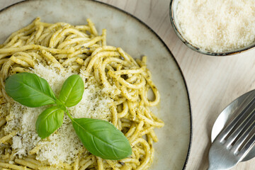 Spaghetti mit grünem Pesto und Parmesan