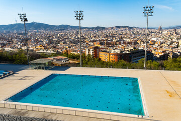 Das Olympia Schwimmbecken Piscina Municipal de Montjuïc mit Ausblick auf Barcelona, Spanien
