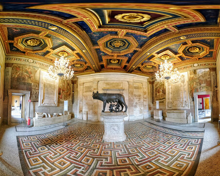 Statue of da Loba Capitolina with Romulo and Remo at the Capitoline Museum in Rome, Italy