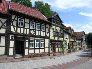 Gasse mit Fachwerkhäusern in der Fachwerkstadt Stolberg im Harz