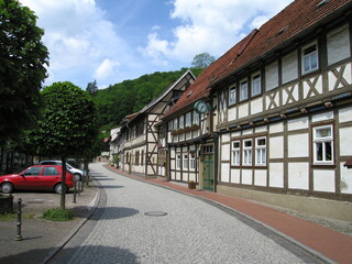 Gasse mit Fachwerkhäusern in der Fachwerkstadt Stolberg im Harz
