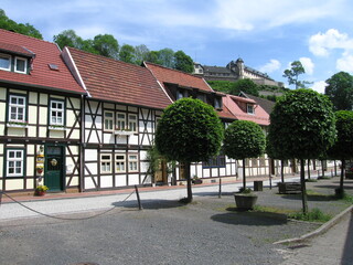 Rittergasse in Stolberg mit Schloss am Horizont