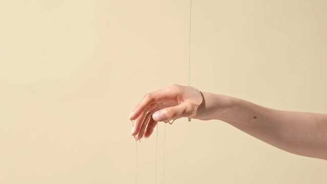 アジア人女性の手と滴る美容系のテクスチャ