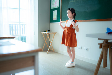 Children with classroom presentation activities in front of the classroom
