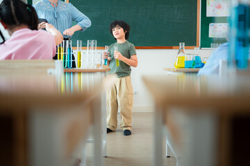 Teacher and students, Learn and experiment with science in a school science classroom.