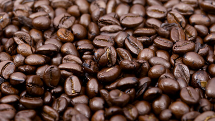Naklejka premium Roasted coffee beans background. Top view. Coffee background for coffee business cafe coffee shop