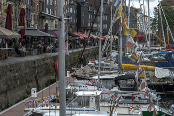 Escale normande, promenade dans le village de Honfleur, en passant par le port de honfleur et le jardin des personnalités.