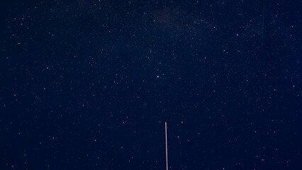 宇宙ステーションが横切る星空