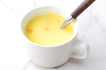 熱々のコーンクリームスープ