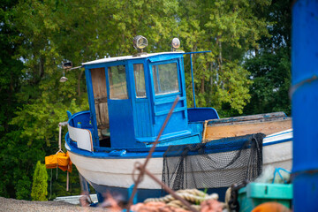 Stary kuter rybacki na kamienistej plaży © Przemysaw