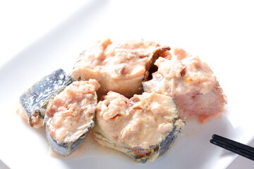 新鮮なサバを水と塩だけで煮込んだサバの水煮
