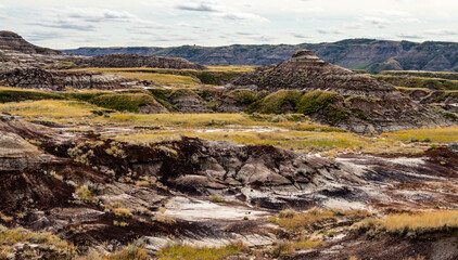 Obraz premium Badlands and fall colours around the town. Drumheller, Alberta, Canada