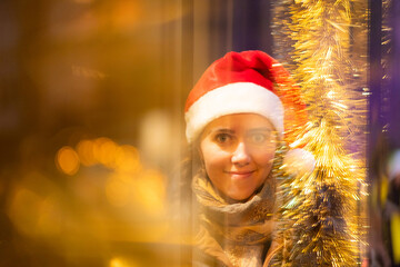 junge attraktive Frau beim shoppen auf dem Weihnachtsmarkt, Lichterglanz und weihnachtliche...
