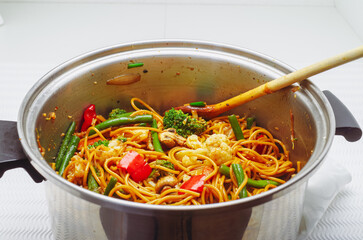 nudeln pasta teigwaren mit gemüse und sauce