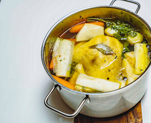 Hühnersuppe herstellung topf nudeln suppenschale gemüse 