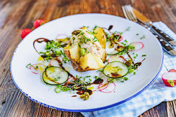 gebackene kartoffel mit Füllung salat als beilage 