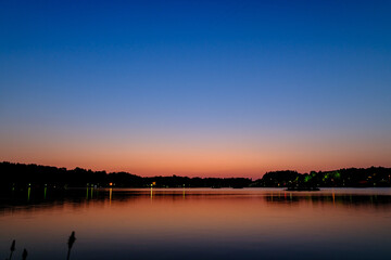 Naklejka premium 夕暮れの湖の夕焼け