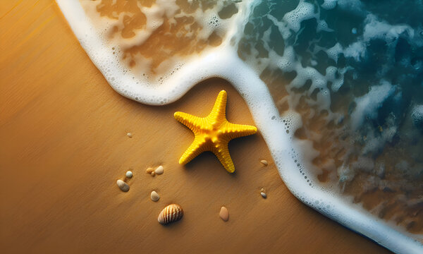 Estrella de mar amarilla, en la arena de playa con olas, espuma de mar y conchas.