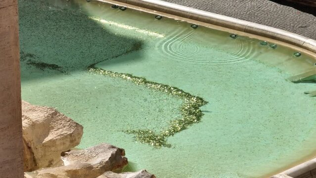 La fontana di Trevi durante la raccolta delle monete lanciate dai turisti a Roma.
Operai recuperano le monete lanciate dentro la fontana dai turisti in visita a Roma, Italia. 