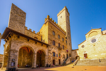 Fototapeta premium Medieval San Gimignano hill town with skyline of medieval towers, including the stone Torre Grossa. Province of Siena, Tuscany, Italy.