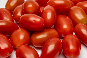 Dojrzałe czerwone pomidory na białym tle.
