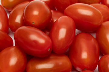 Dojrzałe czerwone pomidory na białym tle.