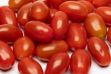 Dojrzałe czerwone pomidory na białym tle.