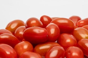 Dojrzałe czerwone pomidory na białym tle.