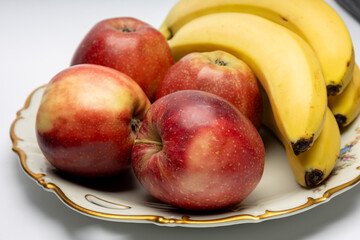 Owoce jabłka i banany na talerzu. © MR. Stanek