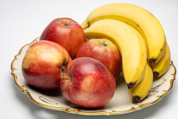 Owoce jabłka i banany na talerzu. © MR. Stanek